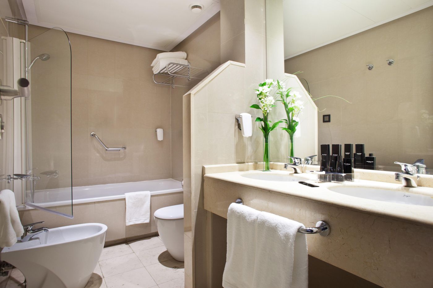 Courtyard-Madrid-Princesa-Room-48