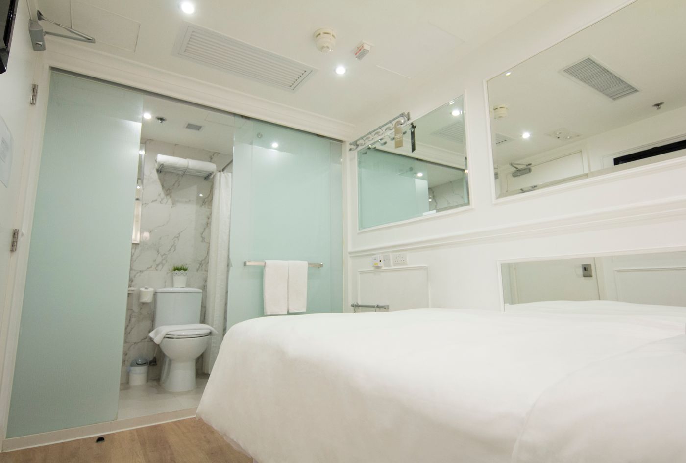 Mini-Hotel-Causeway-Bay-Room-12