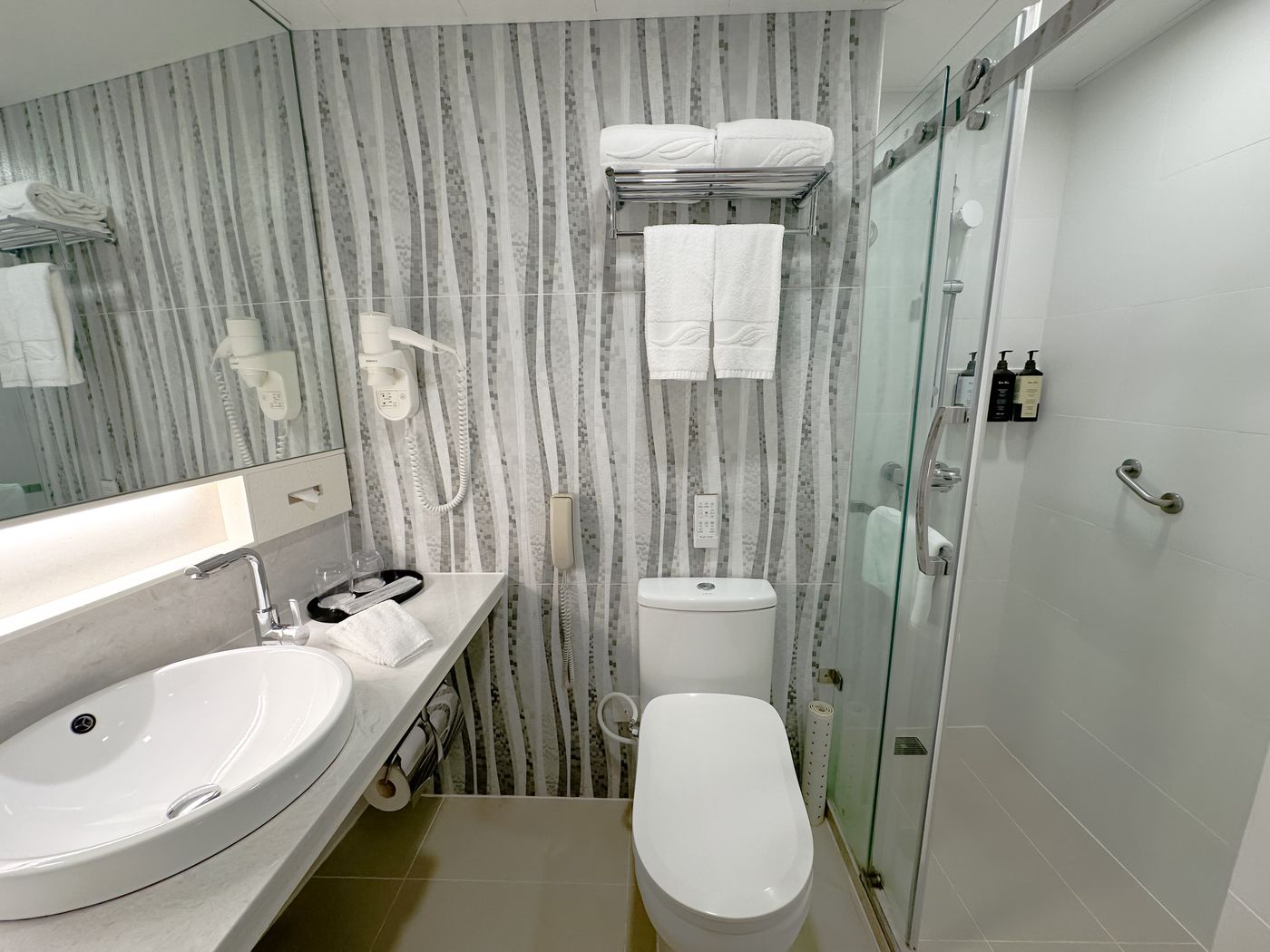 South-Pacific-Hotel-Room-22