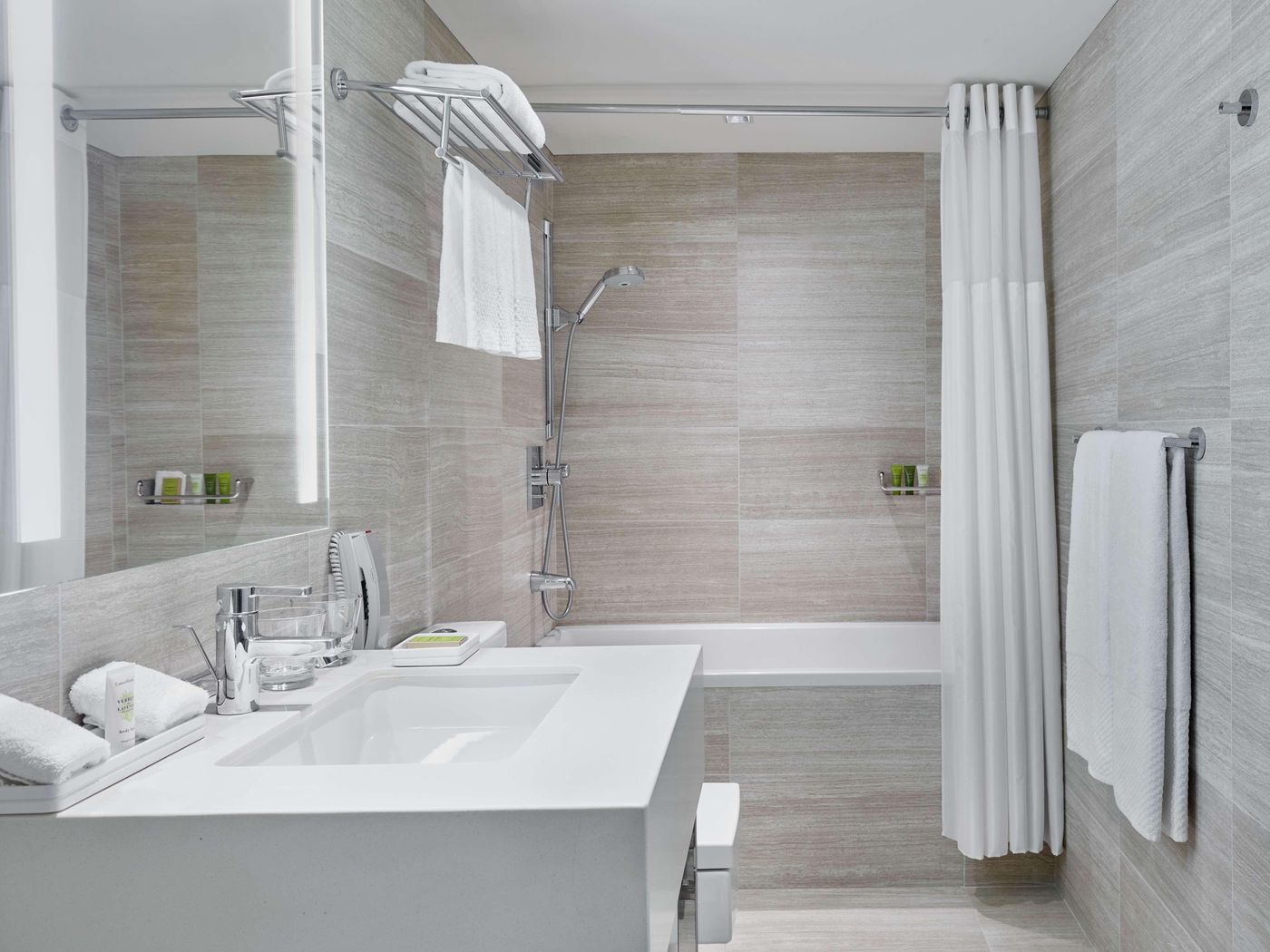 Millennium-Hilton-New-York-One-UN-Plaza-Room-74