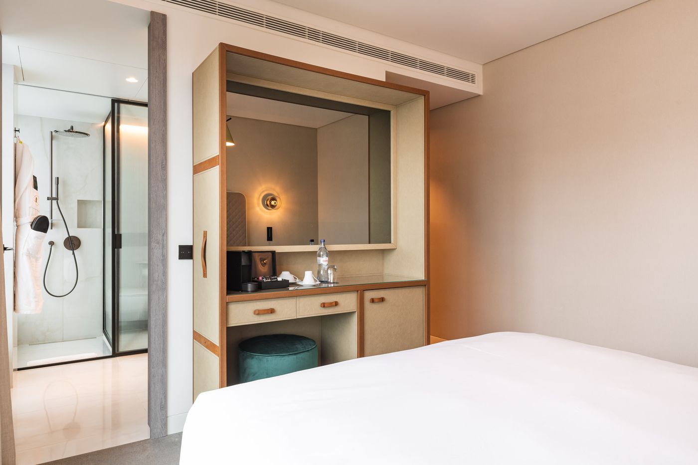Luster-Hotel-Room-32