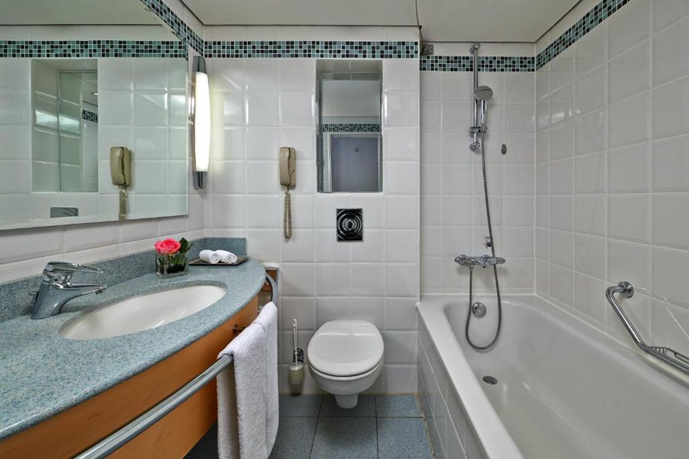 Hilton Dusseldorf - Germany - DUSSELDORF - Room - 10