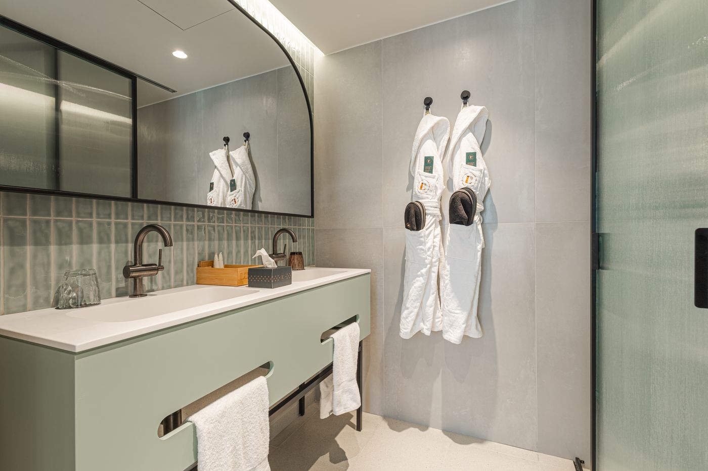 Luster-Hotel-Room-43