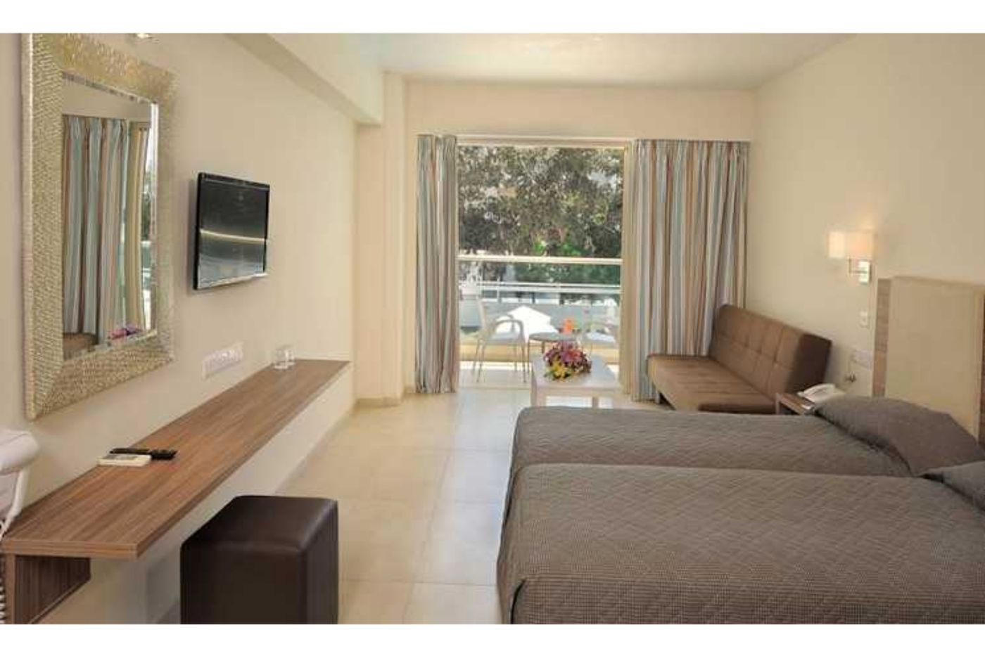 Nelia-Gardens-Room-18