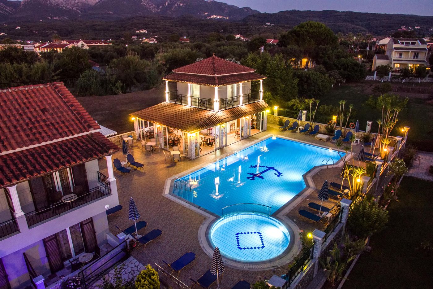 Makis-Studios---Apartments-Pool-2