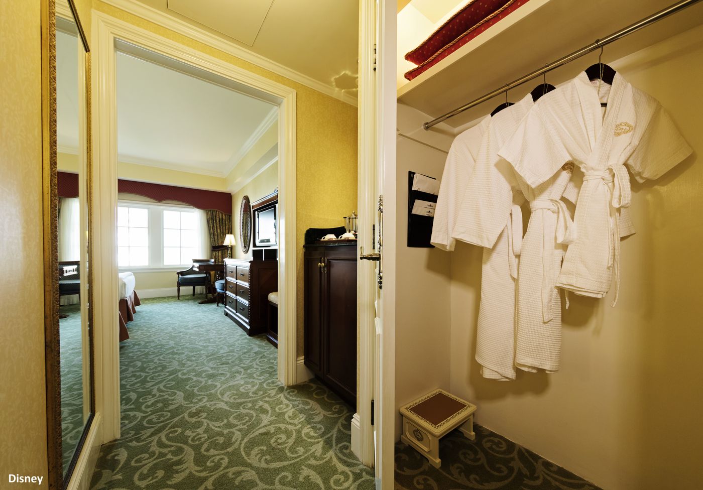 Hong-Kong-Disneyland-Hotel-Room-9