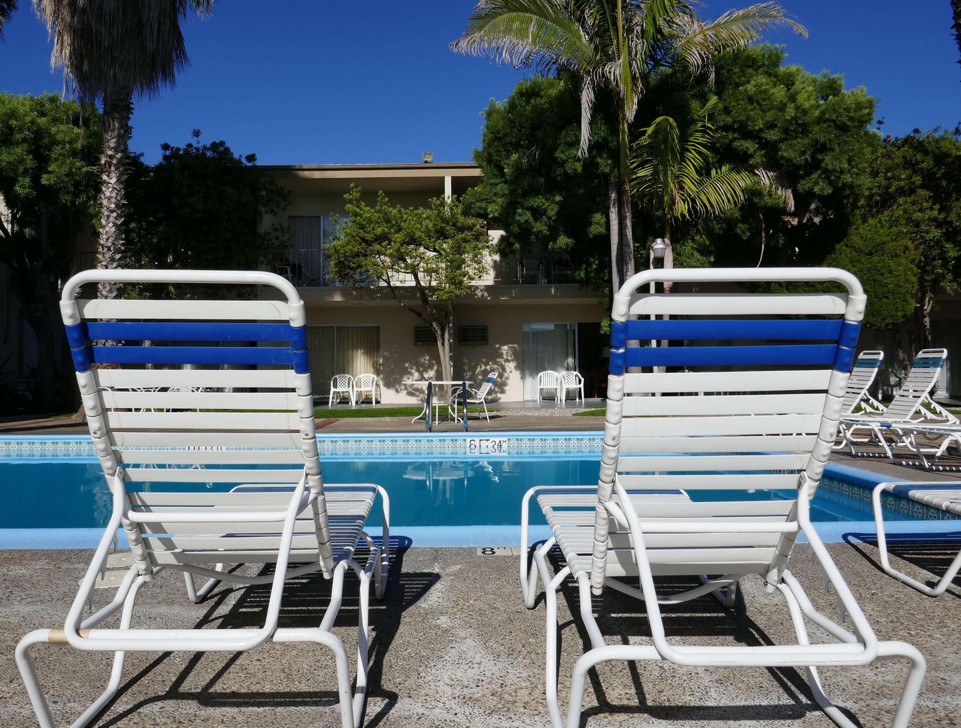 Golden-Sails-Hotel-Long-Beach-Pool-16