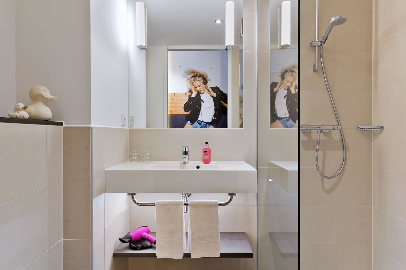 Moxy-Amsterdam-Houthavens-Room-39