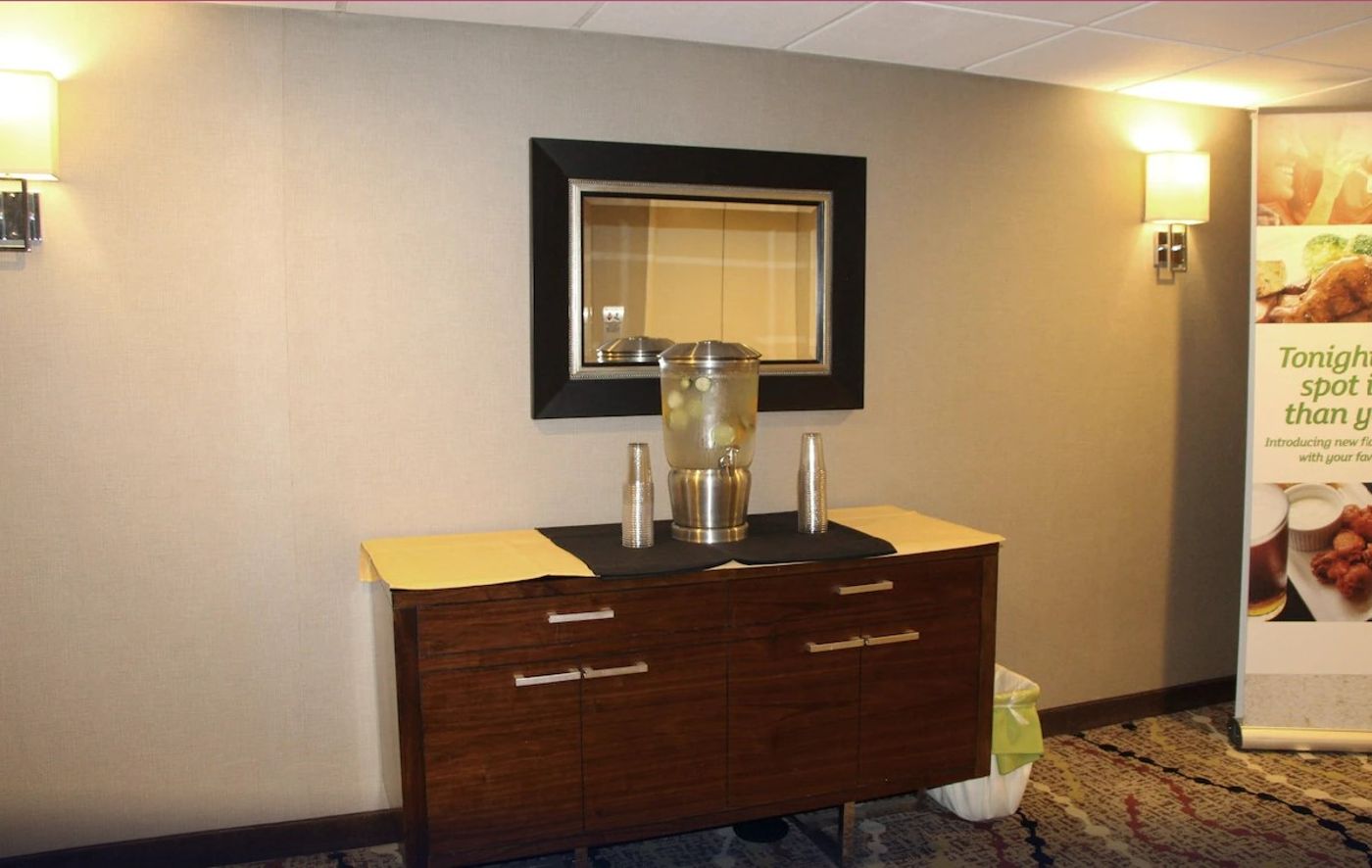 Doubletree-by-Hilton-Buena-Park-Lobby-7