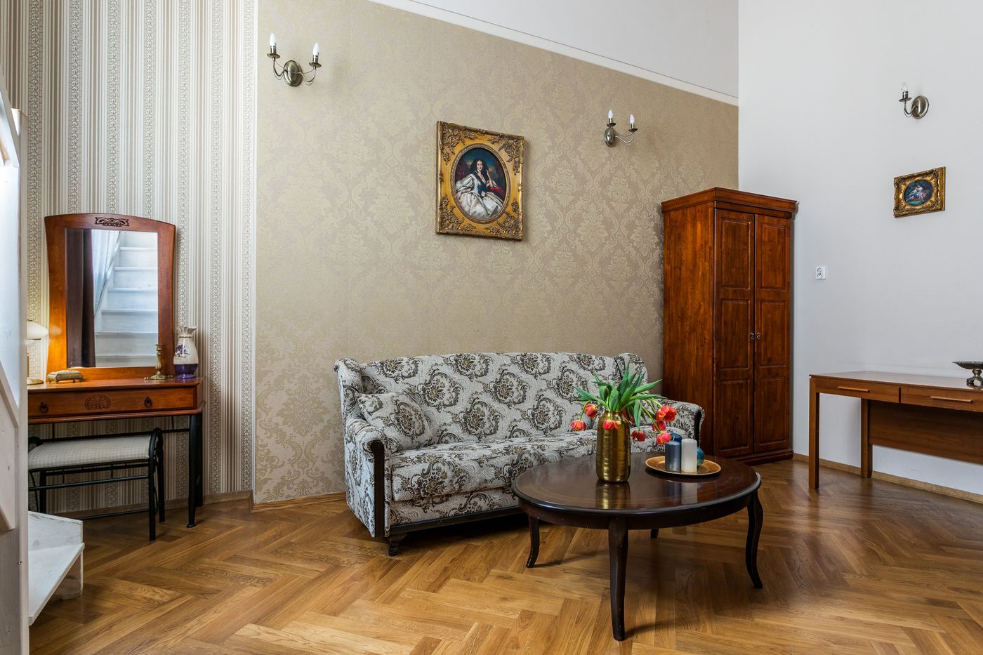 The-Spiski-Palace-Apartments-Room-17
