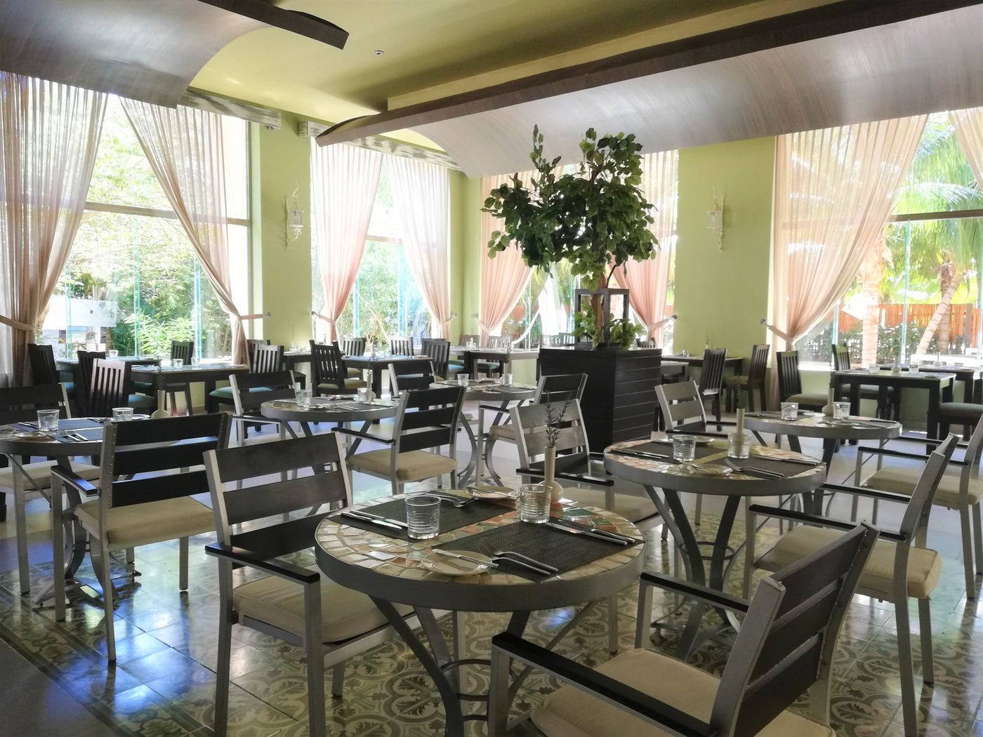 El-Dorado-Seaside-Suites-by-Karisma-Restaurant-24