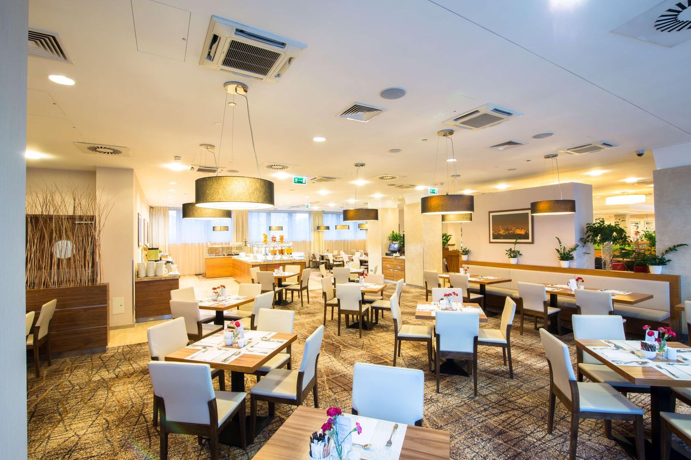 Hilton-Garden-Inn-Krakow-Restaurant-37