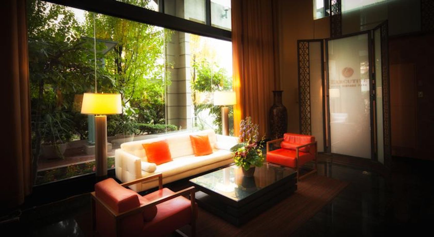 Executive-Hotel-Vintage-Park-Vancouver-Lobby-6