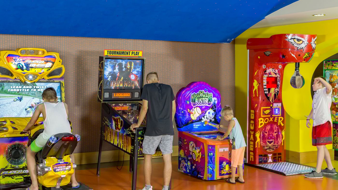 Royal-Dragon-Hotel-Sports-and-Entertainment-60