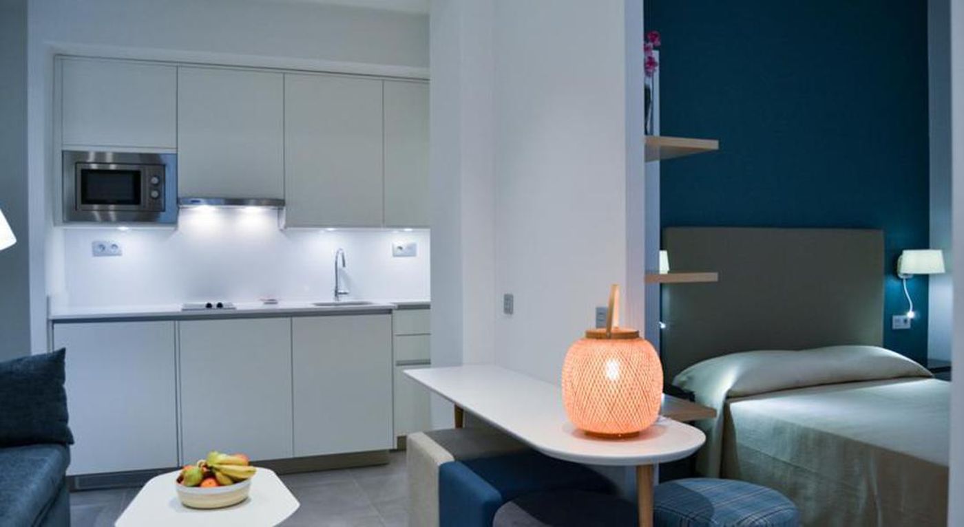 Debambu Larios-Spain-MALAGA-Room-10