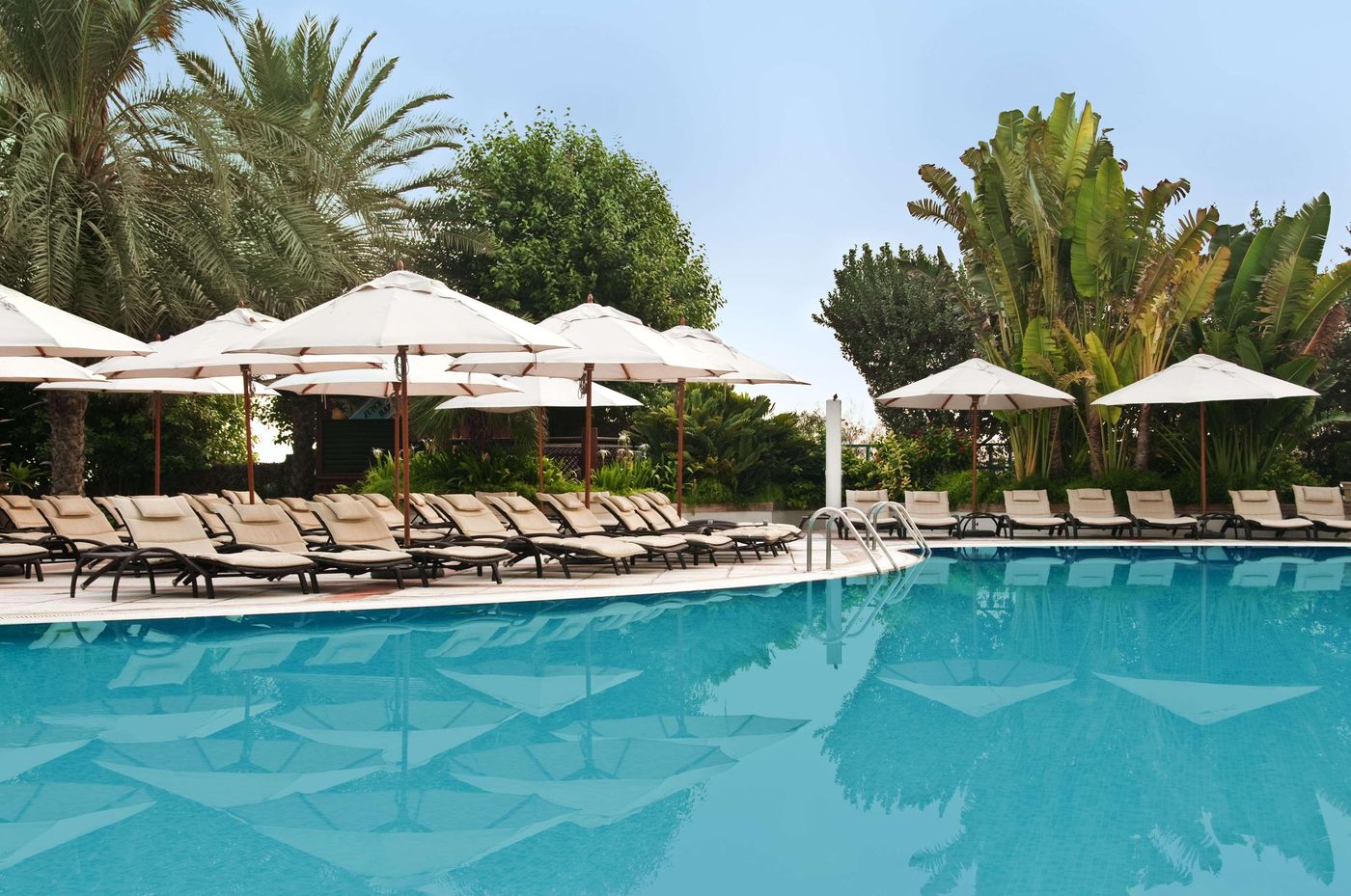 Hilton-Dubai-Jumeirah-Pool-2