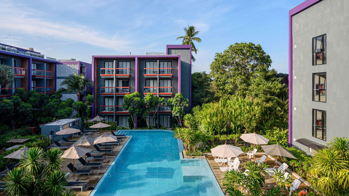 Holiday-Inn-Express-Phuket-Patong-Beach-Central-Pool-2