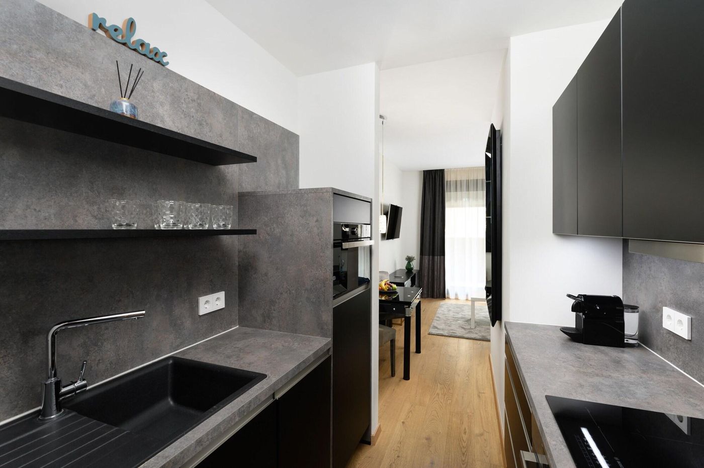 Hotel-Emerald---Suites-Room-25