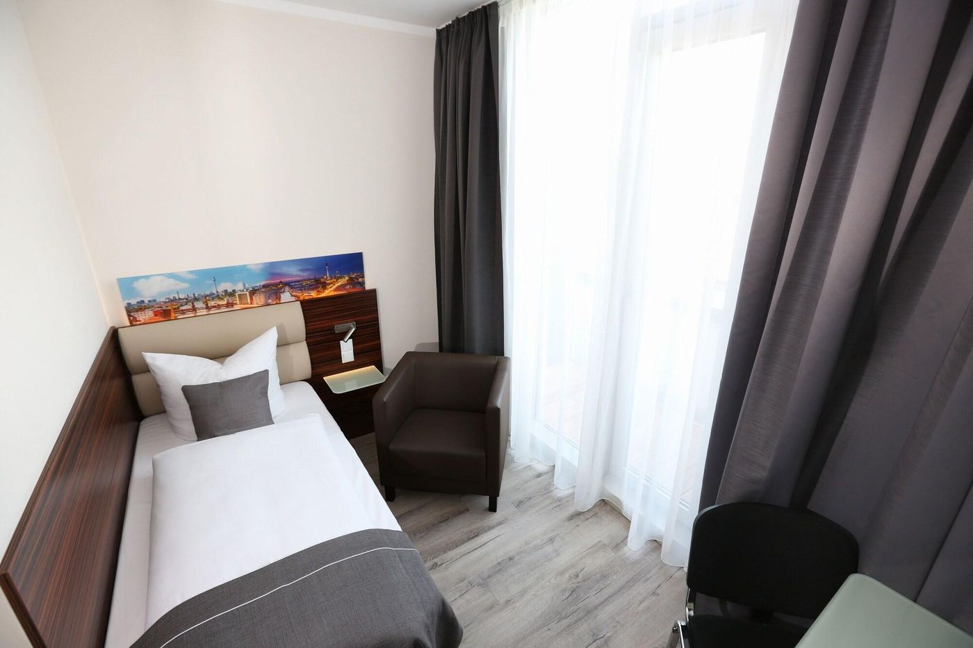 H24-Hoteltow-Room-16
