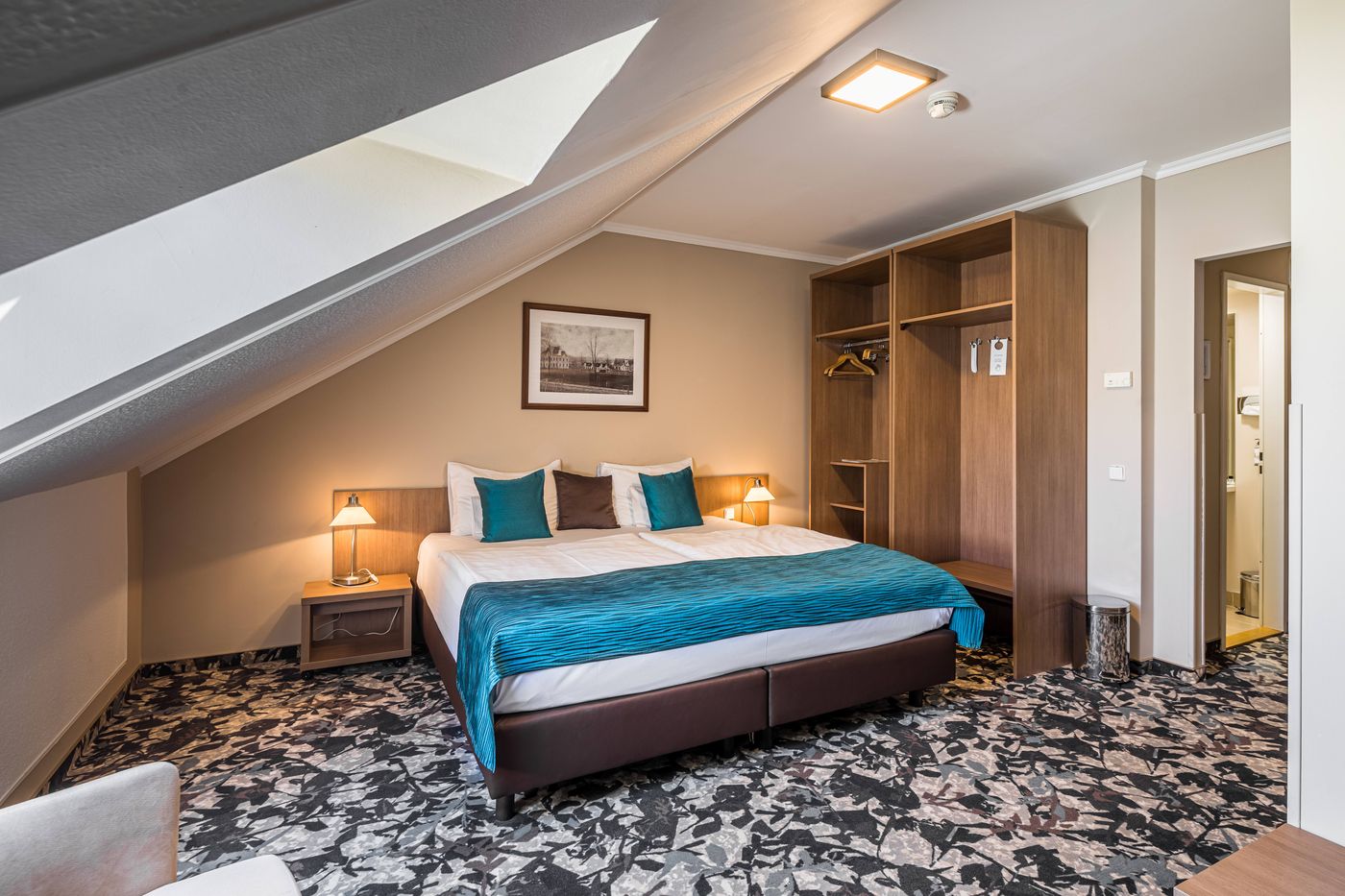 Queen-Elizabeth-Hotel-Room-4