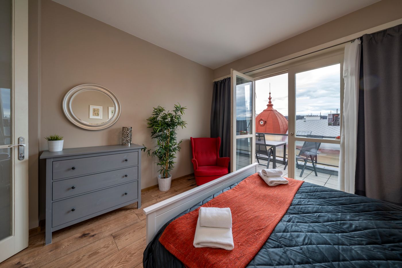 Apple-Apartments-Room-18