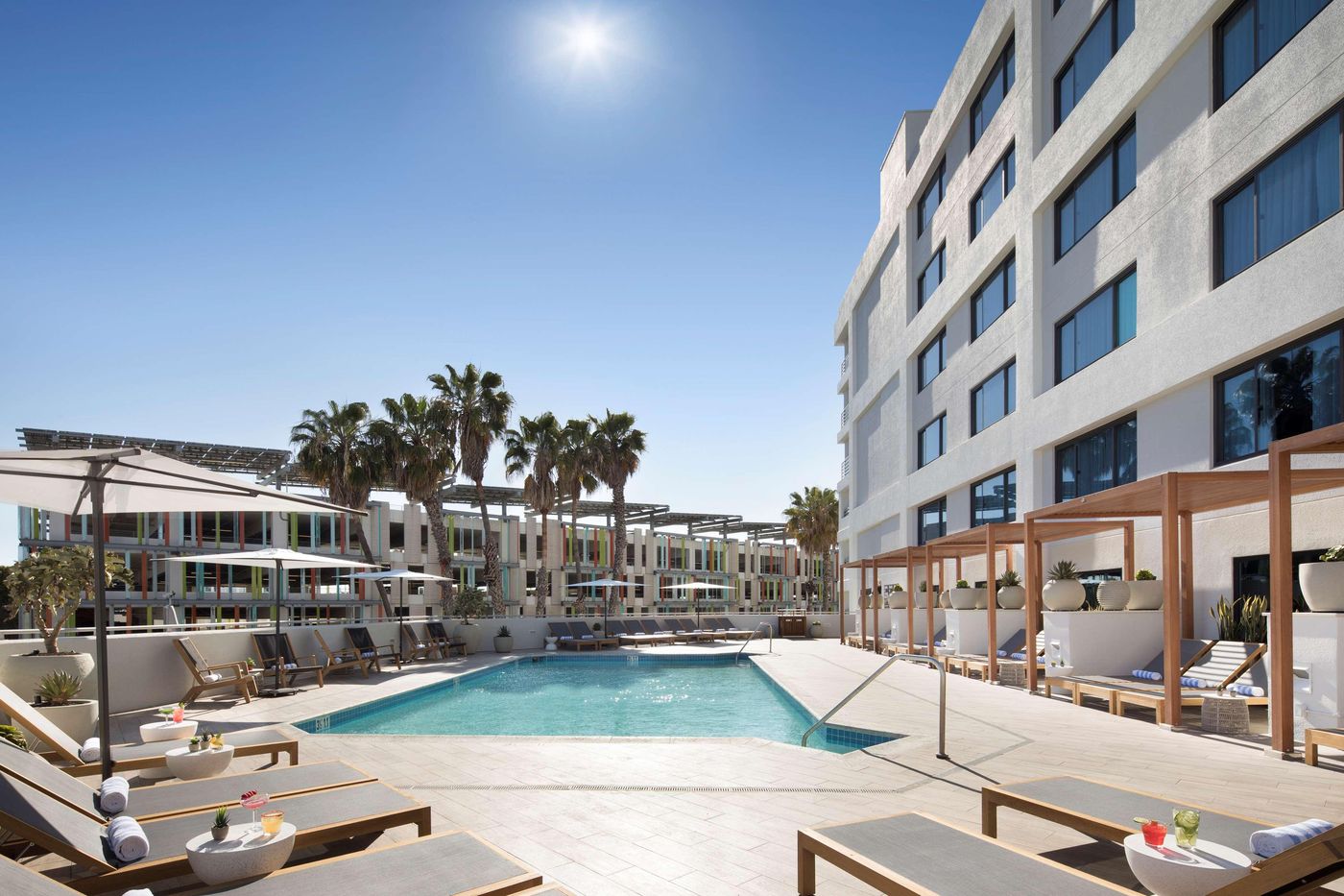 Hilton-Santa-Monica-Hotel---Suites-Pool-54