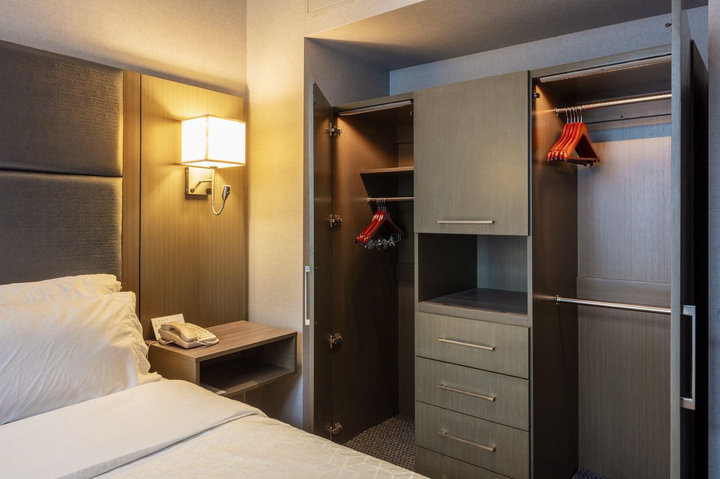 Holiday-Inn-Express---Suites-Riverport-Room-11