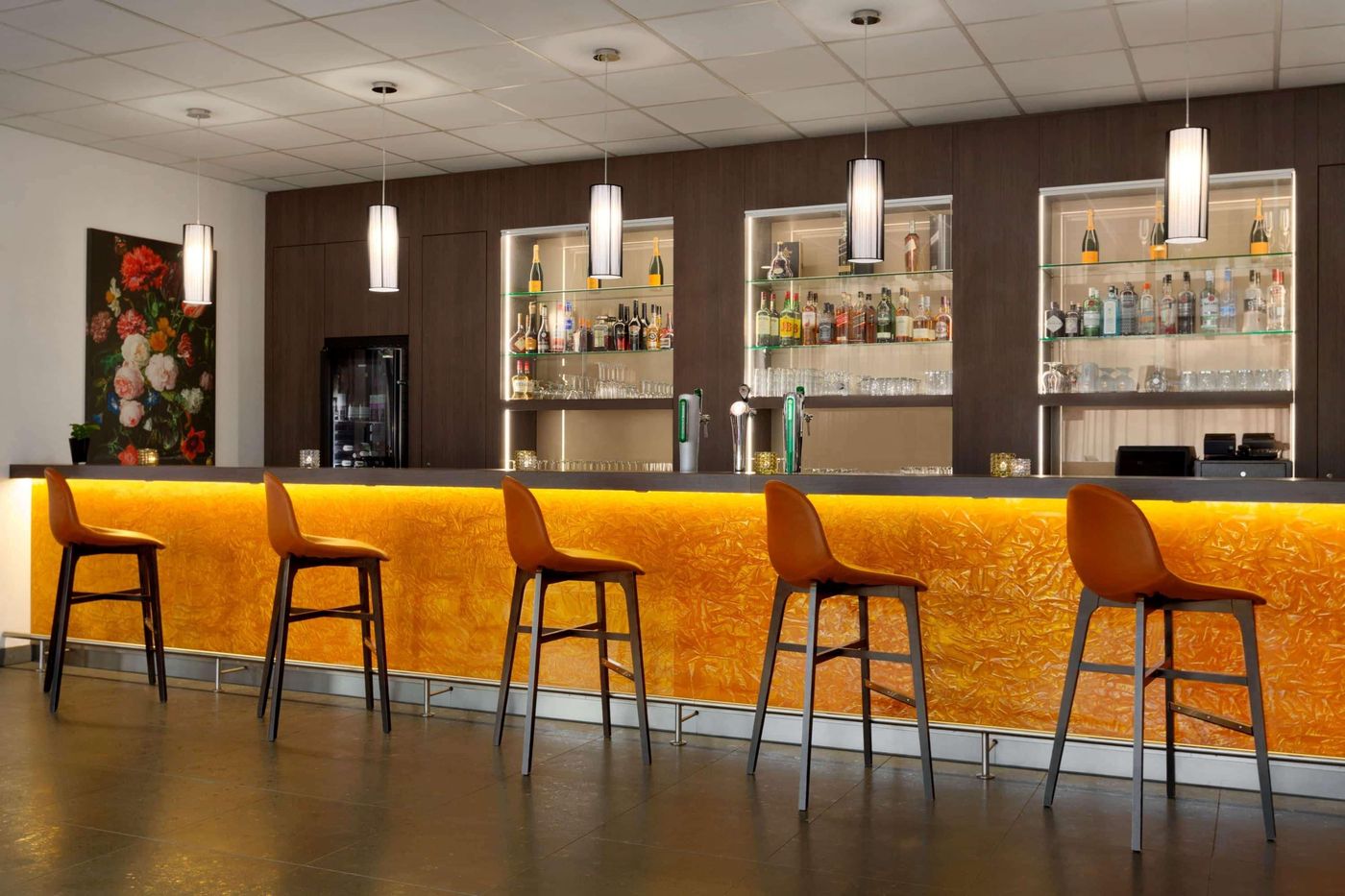 Ramada-by-Wyndham-Amsterdam-Airport-Schiphol-Bar-4