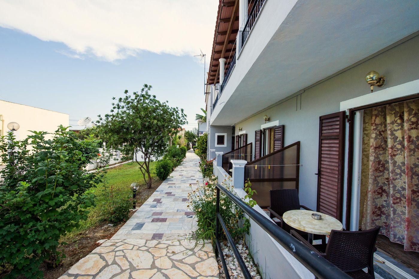 Makis Studios & Apartments