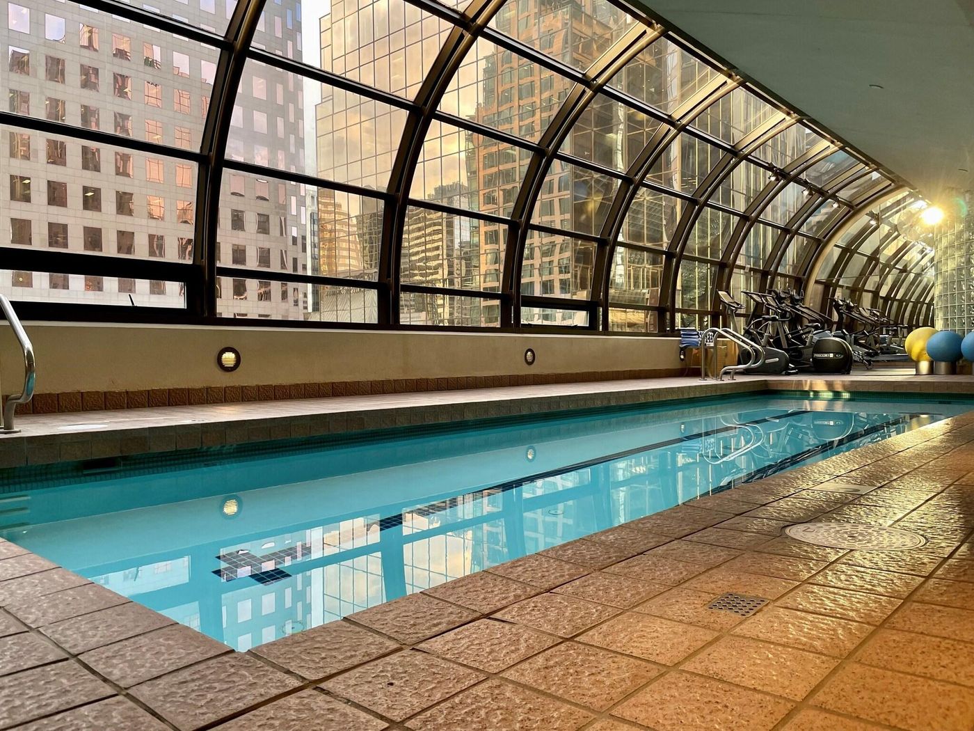 Metropolitan-Hotel-Vancouver-Pool-57