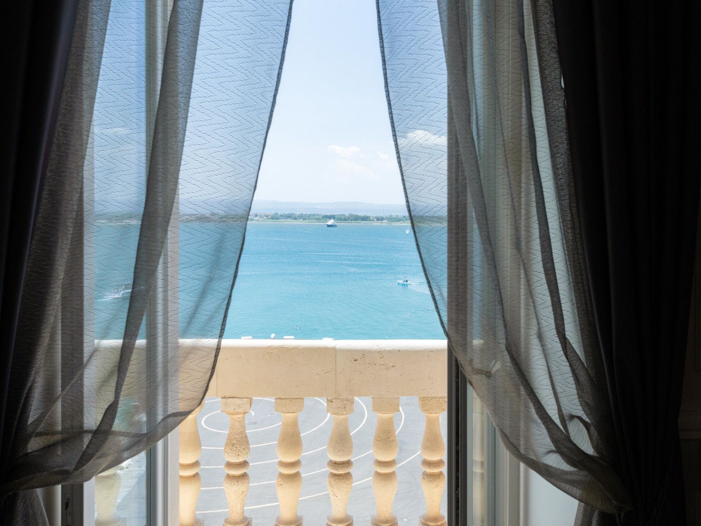 Des-Etrangers-Hotel---Spa-Room-39