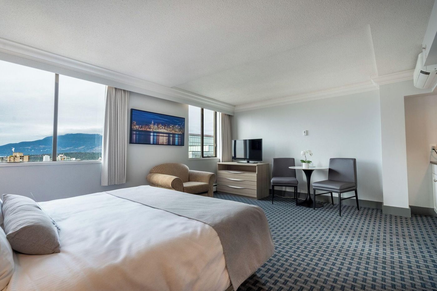 Century-Plaza-Hotel---Spa-Vancouver-Room-54