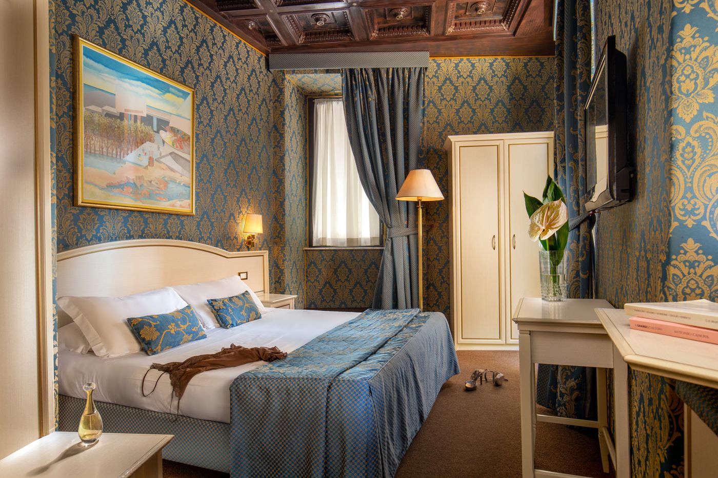 Residenza-Canova-Tadolini-Luxury-Rooms---Suites-Room-1