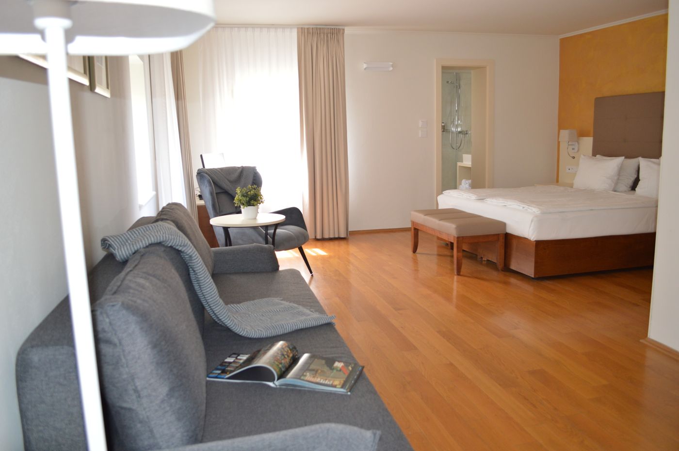 The-Golden-Wheel-Room-10