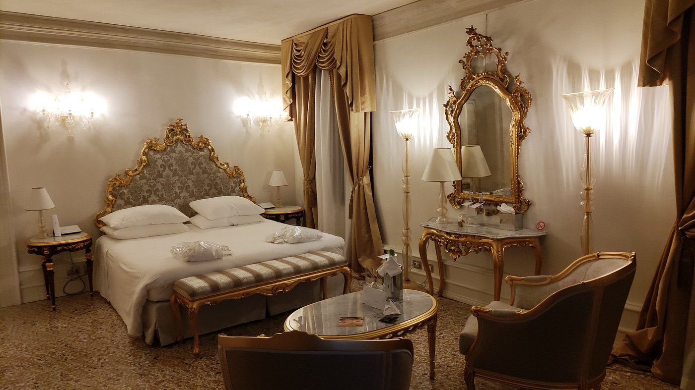 Ca-Bonfadini-Historic-Experience-Room-40