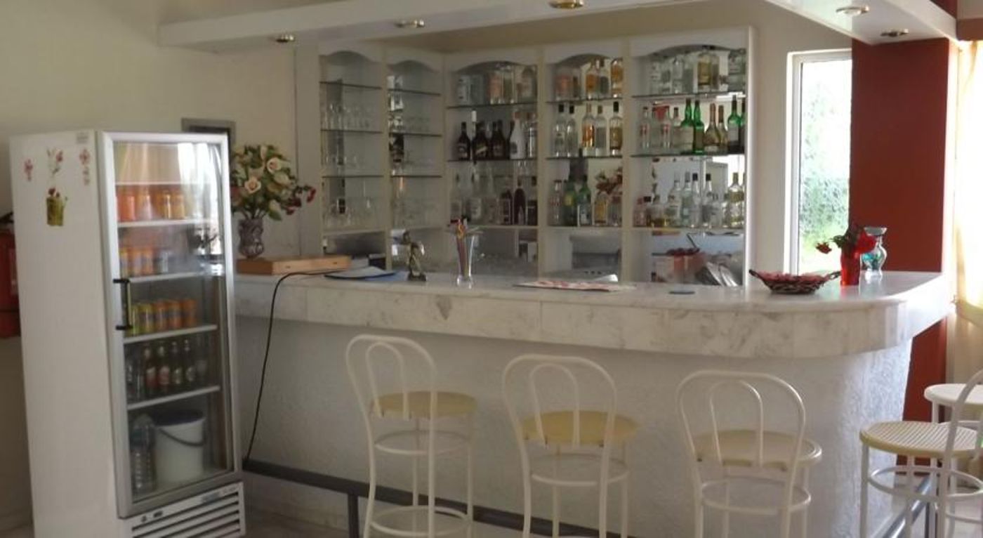 Leonidas Hotel And Studios