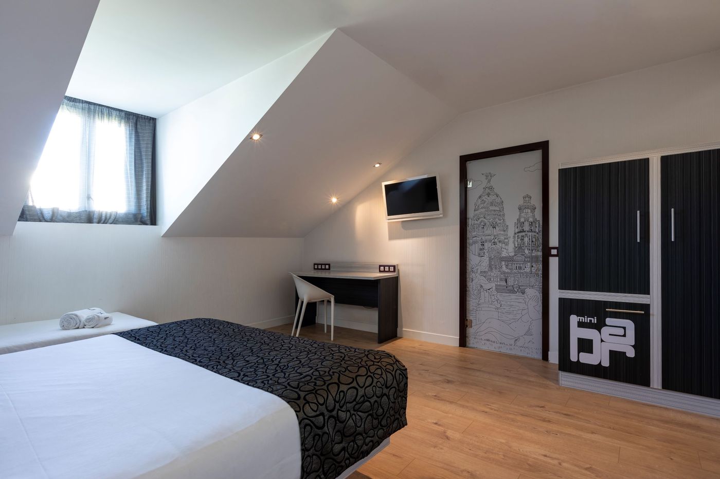 Petit-Palace-Santa-Barbara-Room-23