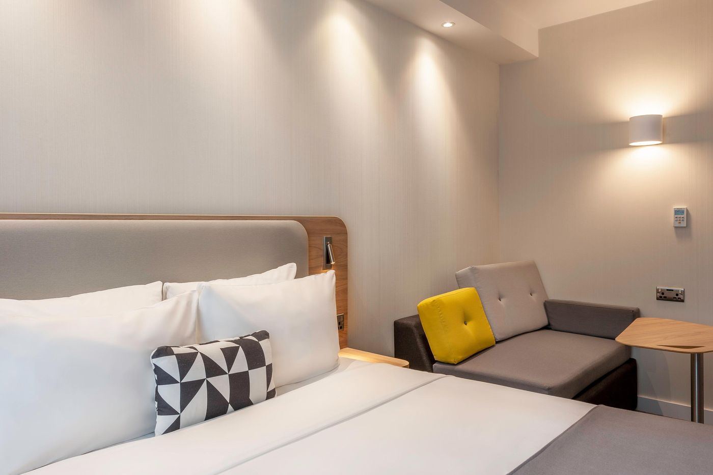 Holiday-Inn-Express-Hotel-Dublin-Airport-Room-36