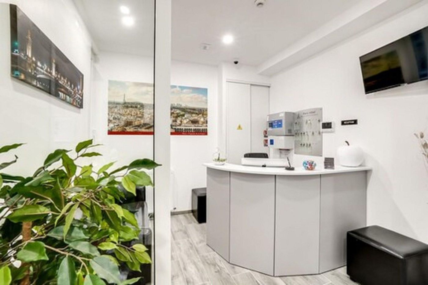 Paris-Hotel-Clichy-Lobby-9