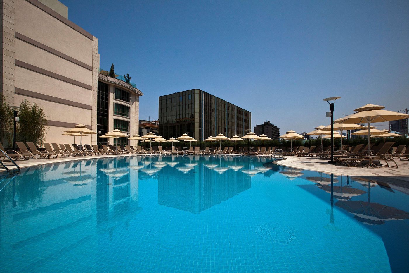 Radisson-Blu-Hotel-Istanbul-Sisli-Pool-10