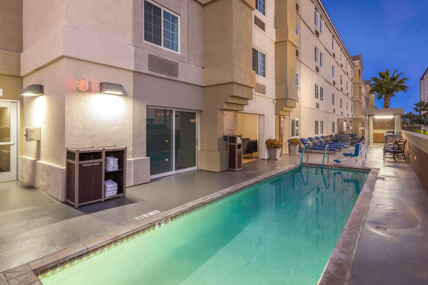 Candlewood-Suites-Anaheim-Resort-Pool-2