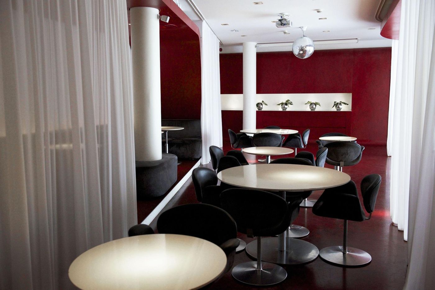 Hotel-Q--Restaurant-10