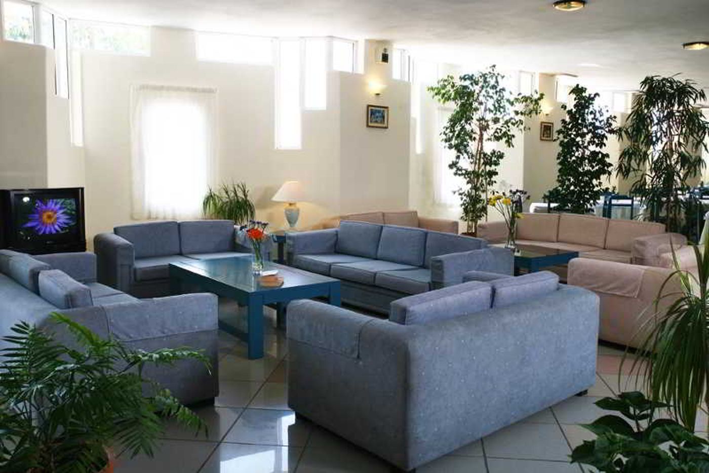 Evelyn-Beach-Lobby-20