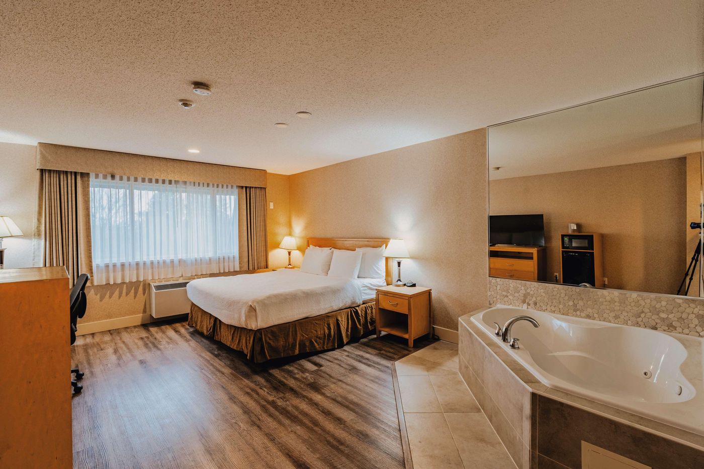 SureStay-Plus-Hotel-by-Best-Western-Coquitlam-Room-32