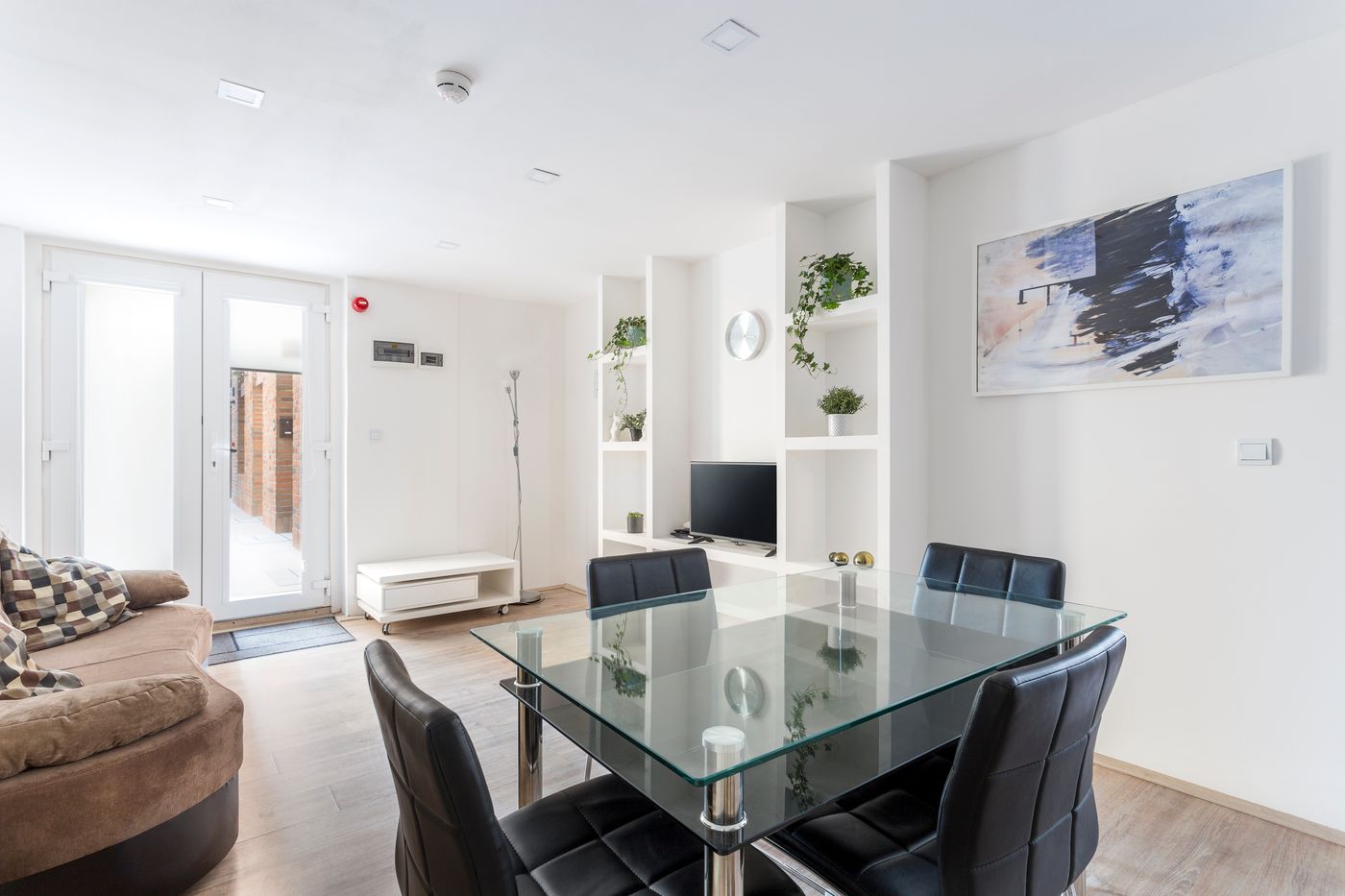 Hotel-Mika-Downtown-Room-16