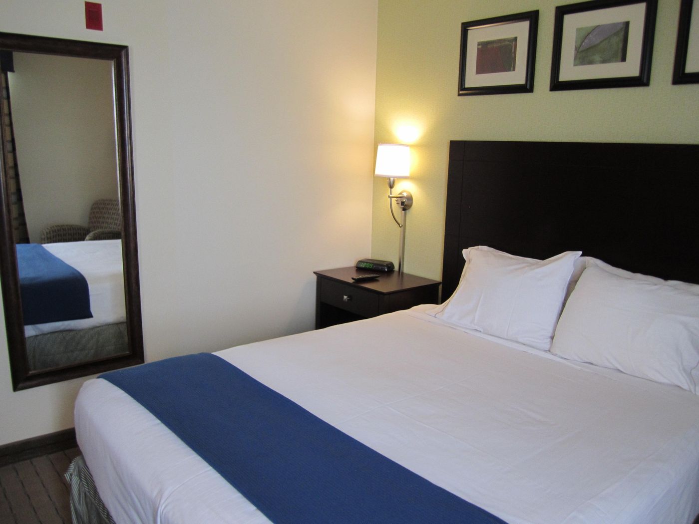 Holiday-Inn-Express-Boston-Room-22