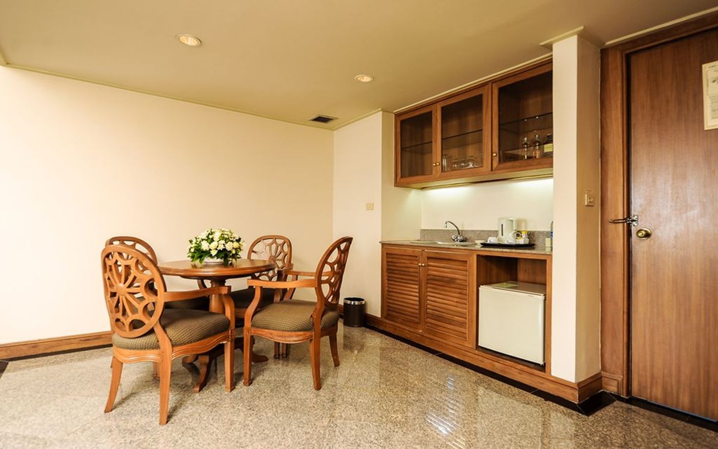 Montien-Riverside-Bangkok-Hotel-Room-10