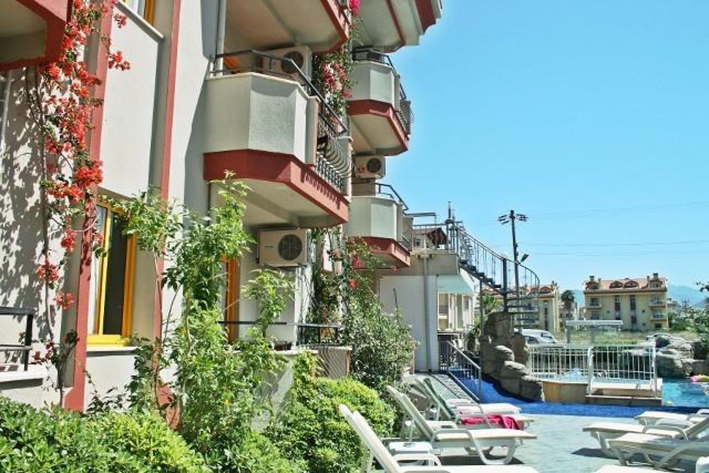 Club Dante Apartments