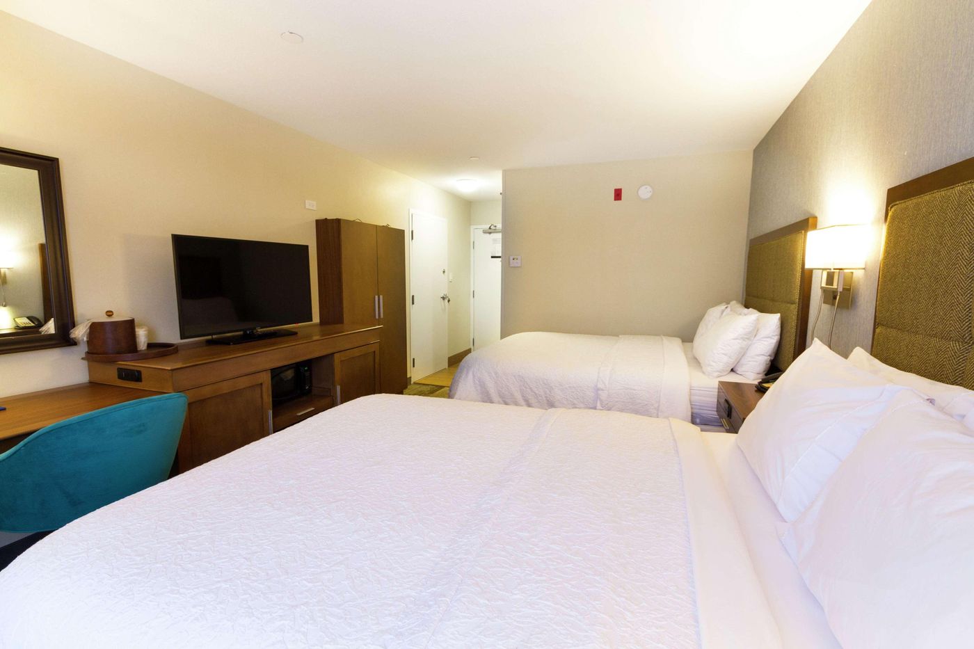 Hampton-Inn-by-Hilton-Vancouver-Airport-Room-12