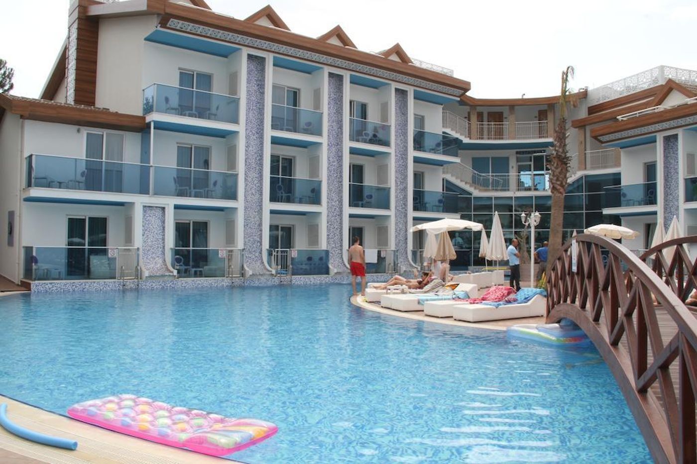 Ocean-Blue-High-Class-Hotel-Room-8